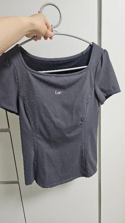 레르 숏 슬리브 스퀘어넥 탑 차콜 리뷰 이미지